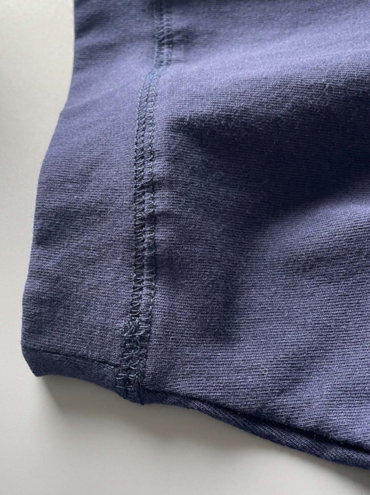 アメリカンヴィンテージウォッシュドコットンラグランスリーブTシャツ2枚セットの細部画像、高品質コットン素材と厚いリブネックを示す