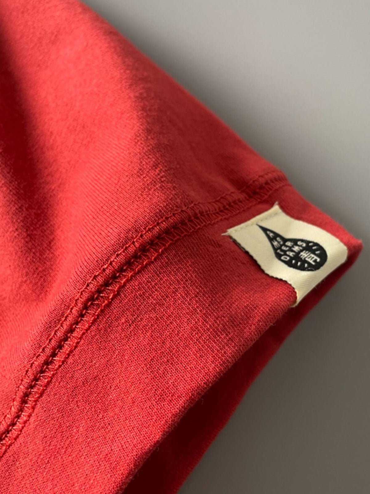 アメリカンヴィンテージウォッシュドコットンラグランスリーブTシャツ2枚セットの細部画像、高品質コットン素材と厚いリブネックを示す