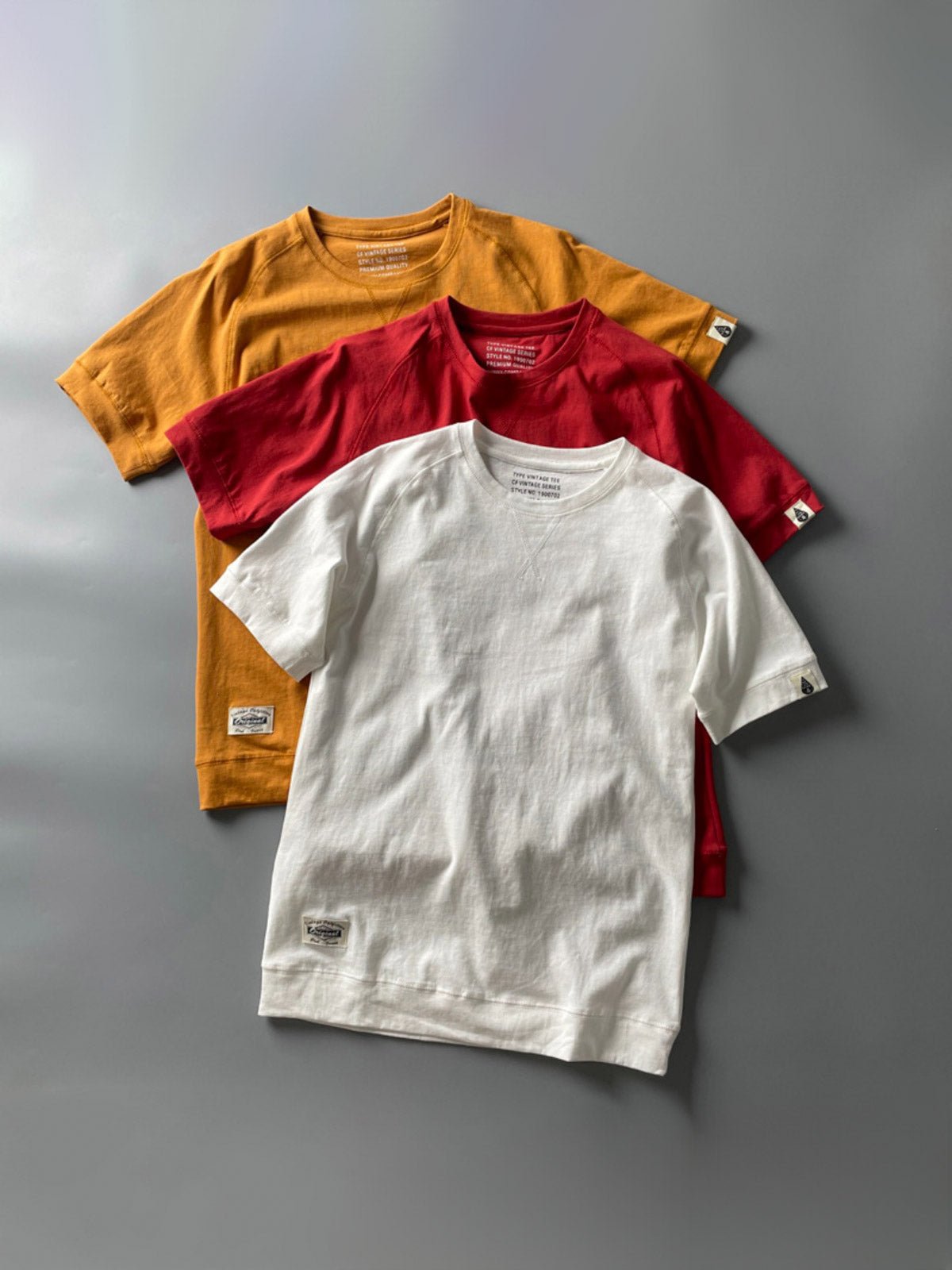 アメリカンヴィンテージウォッシュドコットンラグランスリーブTシャツ2枚セットの細部画像、高品質コットン素材と厚いリブネックを示す