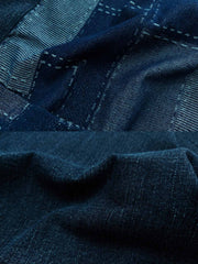 デニムパッチワークハンドバッグ兼ショルダーバッグの精緻な縫製とテクスチャの詳細。