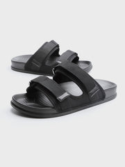 ビーチ用マルチパーパスサンダル、デュアルマジックテープとカップ型ソールデザインが特徴。快適でスタイリッシュな外観、シンプルな色合いで展示されている。