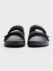 ビーチ用マルチパーパスサンダル、デュアルマジックテープとカップ型ソールデザインが特徴。快適でスタイリッシュな外観、シンプルな色合いで展示されている。