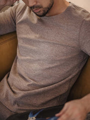 詳細画像:パイピングネックと袖口の防風デザイン、両面起毛加工による柔らかな生地ディテール。
モデル画像:モデルが着用している3.0保温インナーセットの全身コーディネート、日常使いやアウトドアシーンに最適。