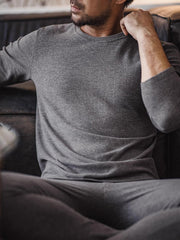 詳細画像:パイピングネックと袖口の防風デザイン、両面起毛加工による柔らかな生地ディテール。
モデル画像:モデルが着用している3.0保温インナーセットの全身コーディネート、日常使いやアウトドアシーンに最適。