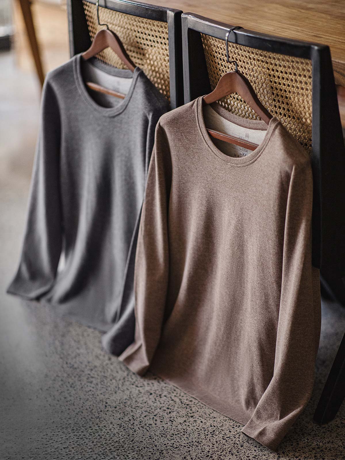 製品画像:3.0保温インナーセットの正面展示。冬用の高機能保温インナー、ツートン杢糸デザイン。
詳細画像:パイピングネックと袖口の防風デザイン、両面起毛加工による柔らかな生地ディテール。