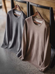 製品画像:3.0保温インナーセットの正面展示。冬用の高機能保温インナー、ツートン杢糸デザイン。
詳細画像:パイピングネックと袖口の防風デザイン、両面起毛加工による柔らかな生地ディテール。