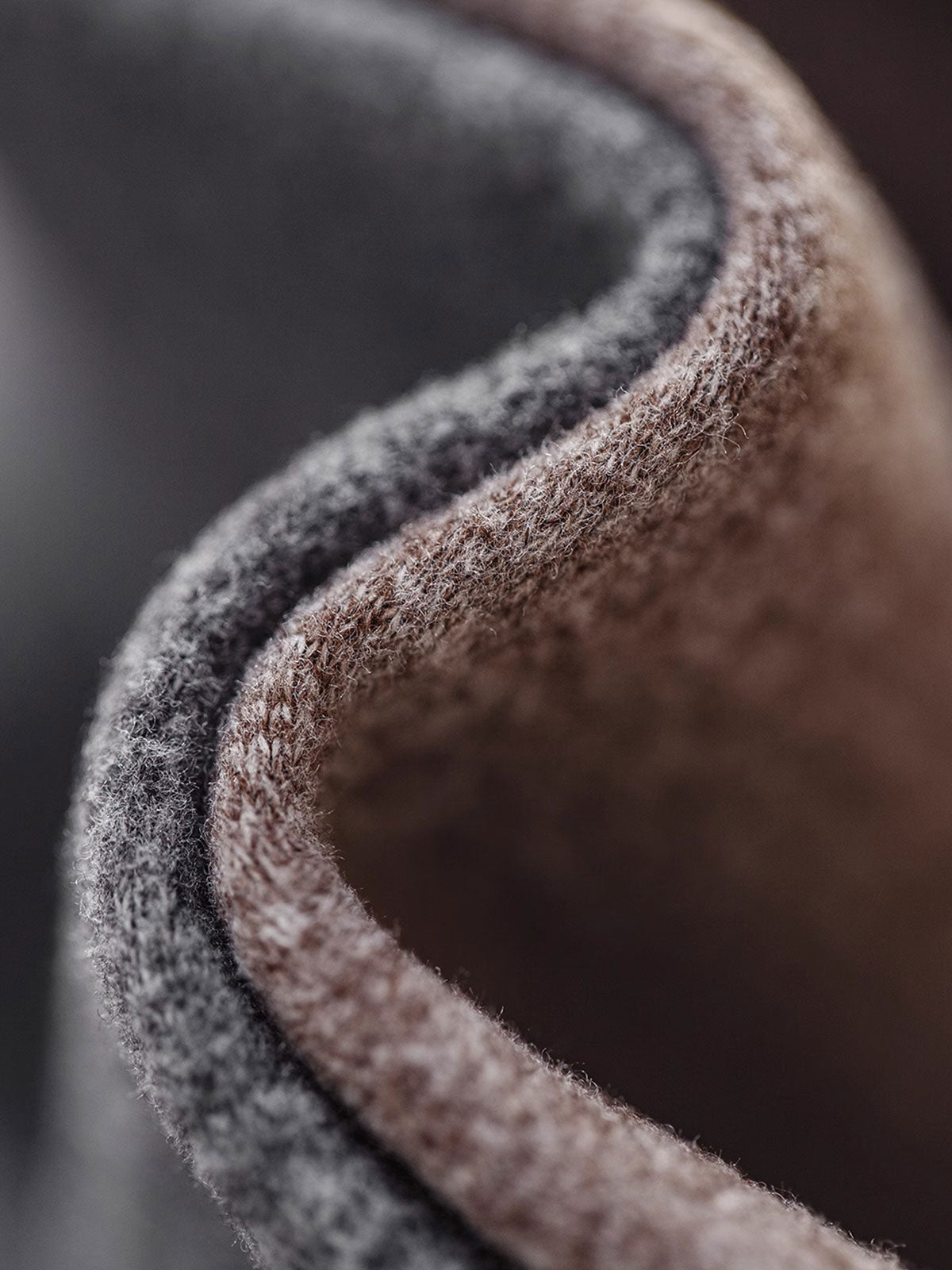 製品画像:3.0保温インナーセットの正面展示。冬用の高機能保温インナー、ツートン杢糸デザイン。
詳細画像:パイピングネックと袖口の防風デザイン、両面起毛加工による柔らかな生地ディテール。