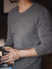 詳細画像:パイピングネックと袖口の防風デザイン、両面起毛加工による柔らかな生地ディテール。
モデル画像:モデルが着用している3.0保温インナーセットの全身コーディネート、日常使いやアウトドアシーンに最適。