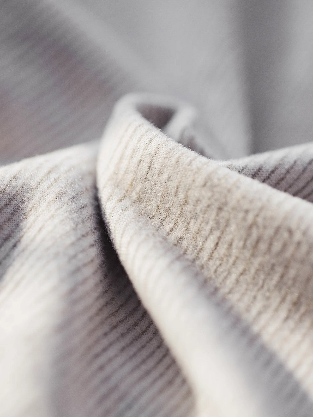 製品画像:3.0保温インナーセットの正面展示。冬用の高機能保温インナー、ツートン杢糸デザイン。
詳細画像:パイピングネックと袖口の防風デザイン、両面起毛加工による柔らかな生地ディテール。