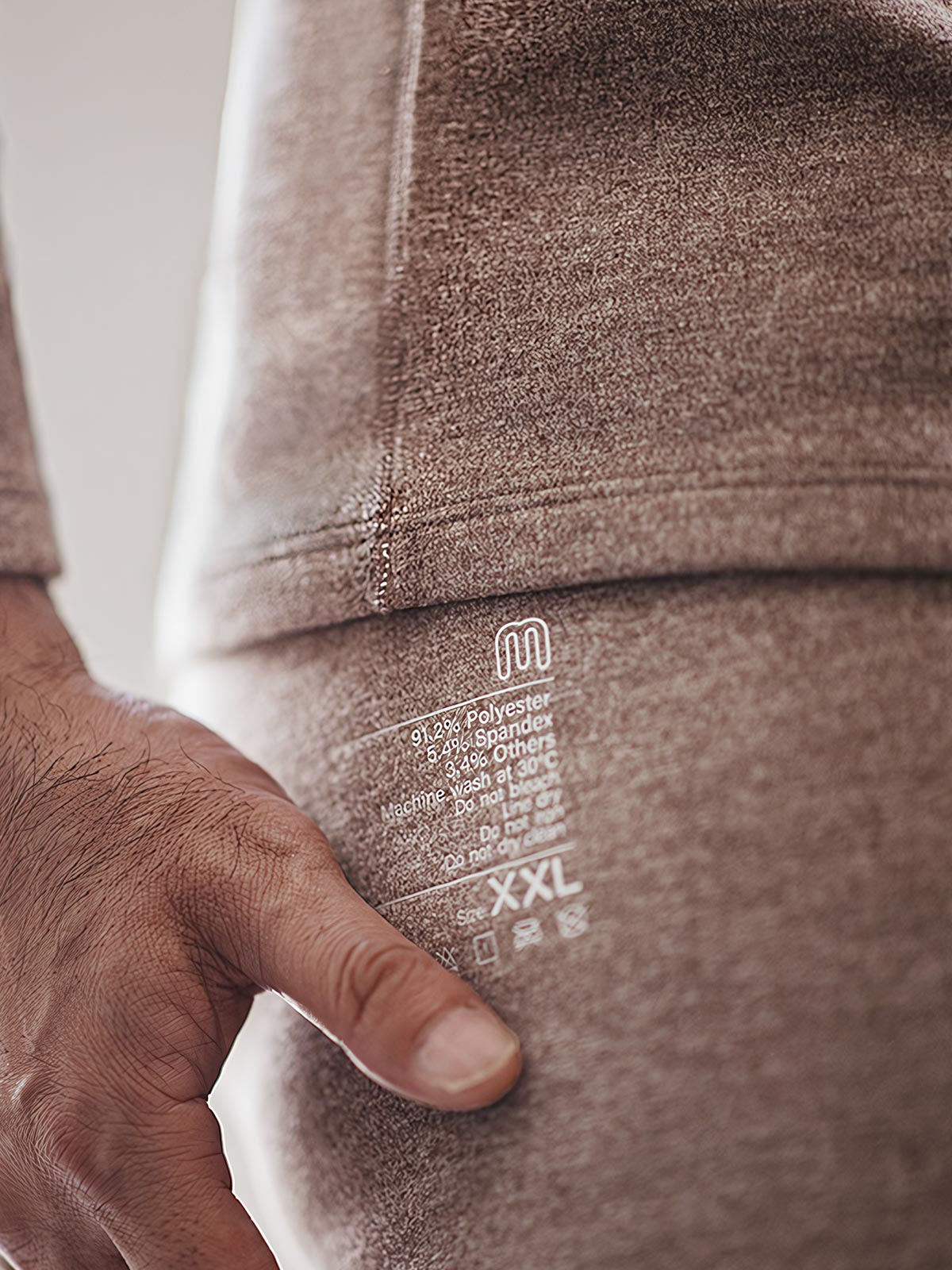 詳細画像:パイピングネックと袖口の防風デザイン、両面起毛加工による柔らかな生地ディテール。
モデル画像:モデルが着用している3.0保温インナーセットの全身コーディネート、日常使いやアウトドアシーンに最適。