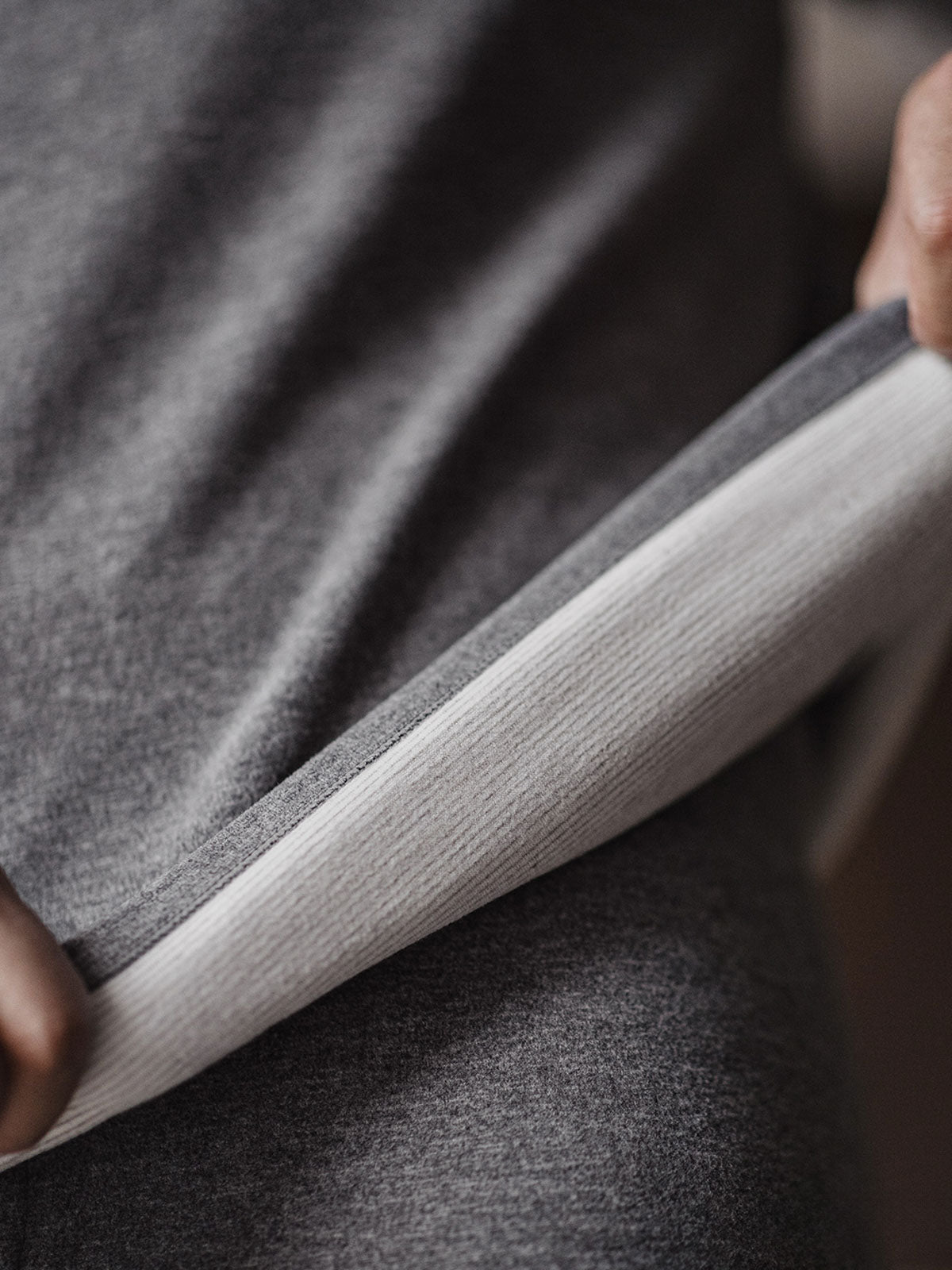 製品画像:3.0保温インナーセットの正面展示。冬用の高機能保温インナー、ツートン杢糸デザイン。
詳細画像:パイピングネックと袖口の防風デザイン、両面起毛加工による柔らかな生地ディテール。