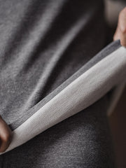 製品画像:3.0保温インナーセットの正面展示。冬用の高機能保温インナー、ツートン杢糸デザイン。
詳細画像:パイピングネックと袖口の防風デザイン、両面起毛加工による柔らかな生地ディテール。