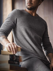 詳細画像:パイピングネックと袖口の防風デザイン、両面起毛加工による柔らかな生地ディテール。
モデル画像:モデルが着用している3.0保温インナーセットの全身コーディネート、日常使いやアウトドアシーンに最適。