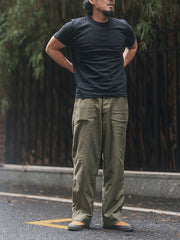 「モデルが300GピュアコットンVネック半袖Tシャツを着用し、デニムパンツと組み合わせたカジュアルなスタイリングでポーズ。洗練されたデイリーウェアを演出。