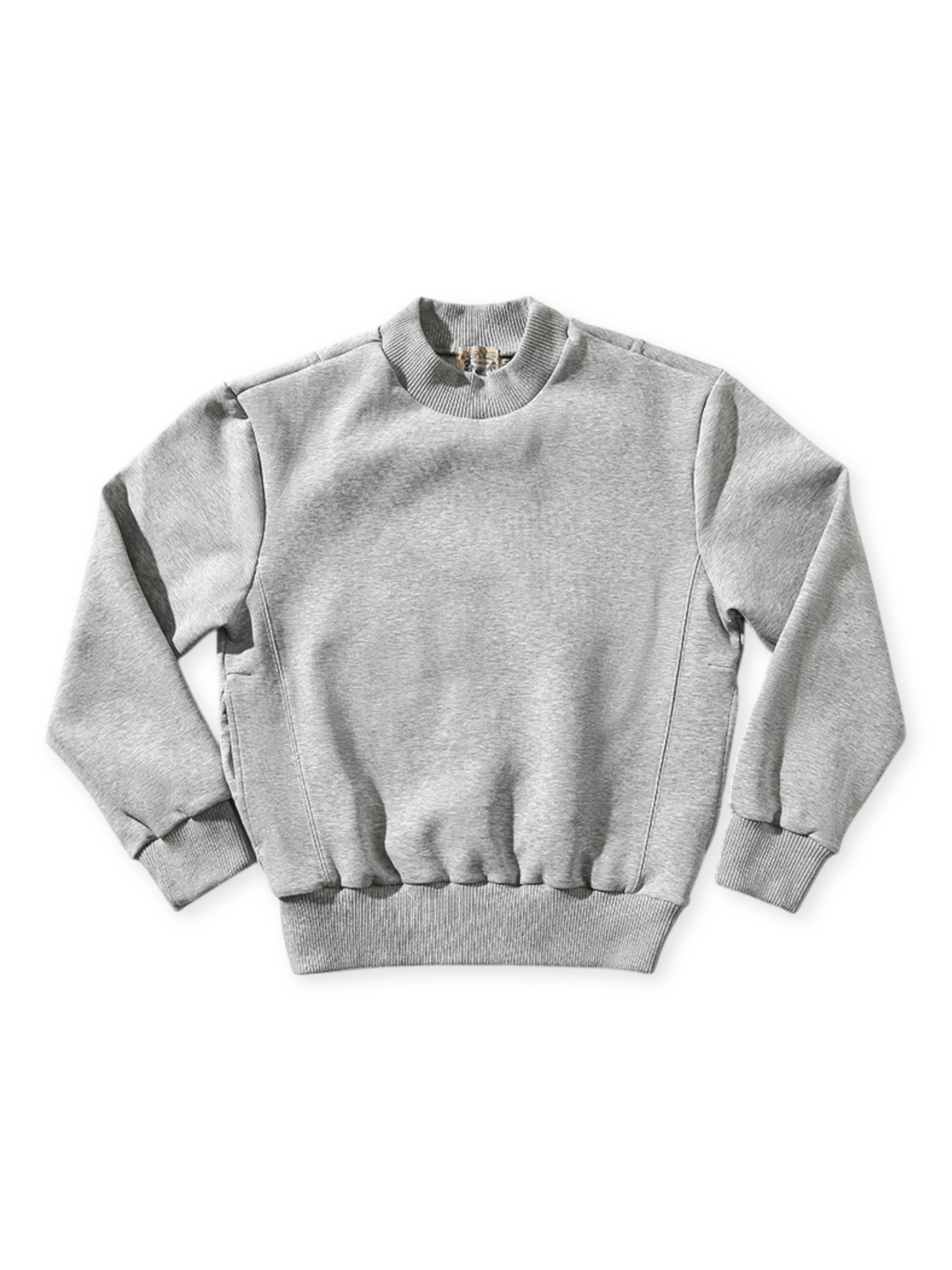 三層構造のエアレイヤー生地で作られた360gスウェット。ワイドネック、隠しサイドポケット、高密度ステッチが特徴。