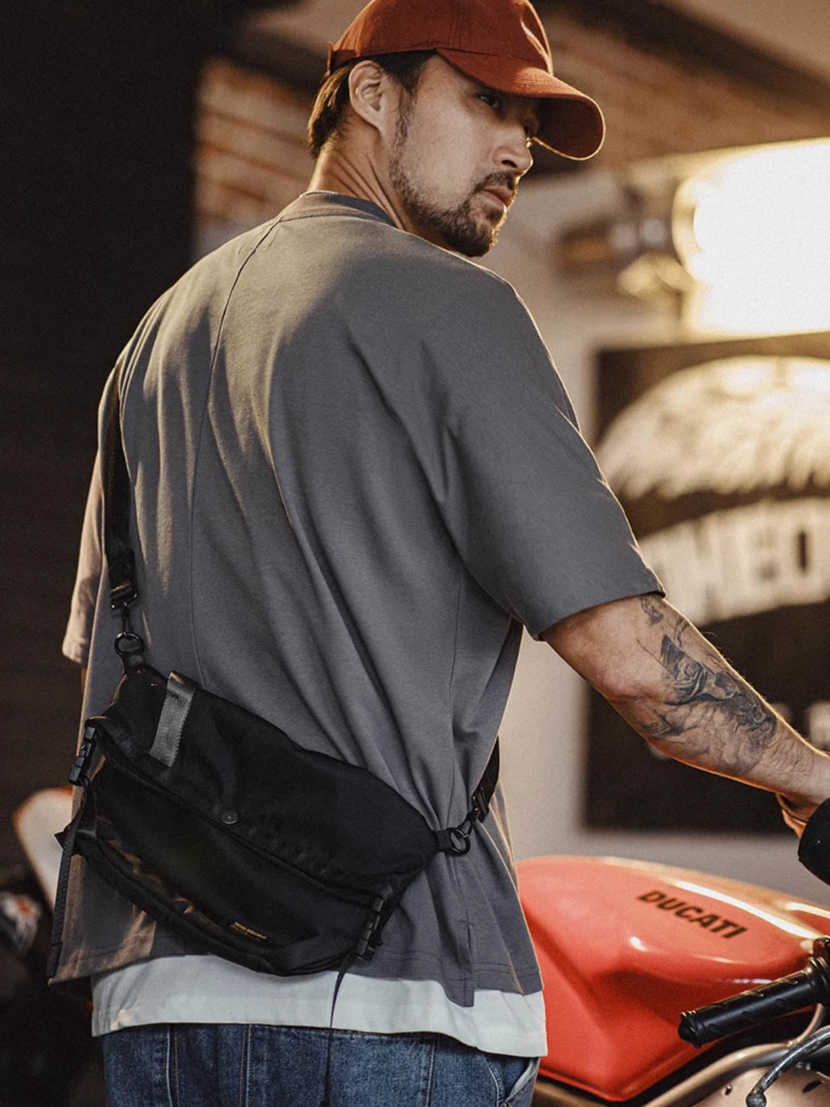 モデルが着用したアメリカンカジュアルスタイルの抗菌・速乾半袖Tシャツのスタイリング例