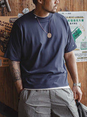 モデルが着用したアメリカンカジュアルスタイルの抗菌・速乾半袖Tシャツのスタイリング例