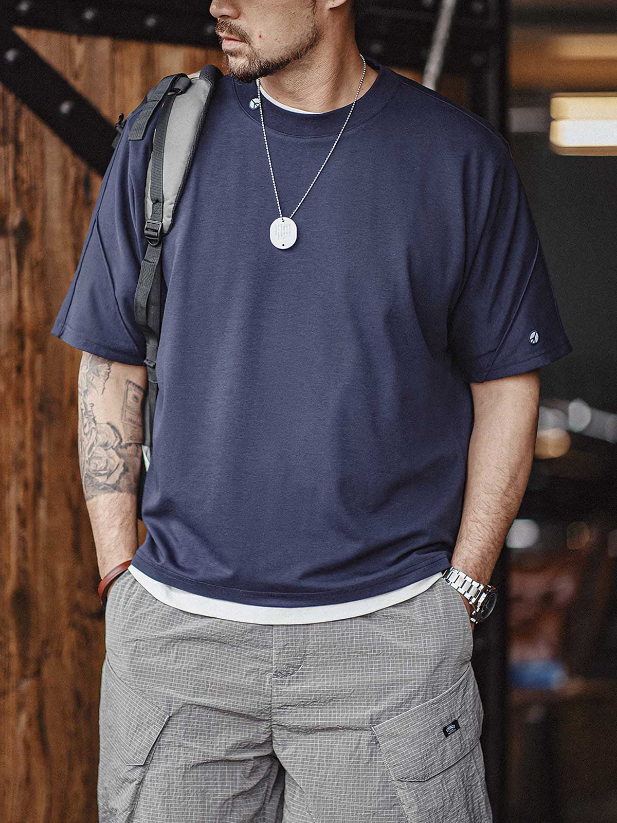 モデルが着用したアメリカンカジュアルスタイルの抗菌・速乾半袖Tシャツのスタイリング例