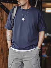 モデルが着用したアメリカンカジュアルスタイルの抗菌・速乾半袖Tシャツのスタイリング例