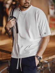 モデルが着用したアメリカンカジュアルスタイルの抗菌・速乾半袖Tシャツのスタイリング例