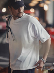 モデルが着用したアメリカンカジュアルスタイルの抗菌・速乾半袖Tシャツのスタイリング例