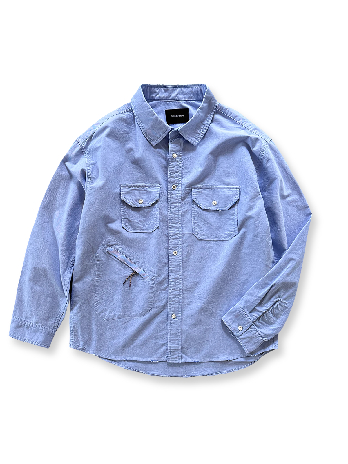 3色展開オックスフォードツイルワークシャツの全体正面画像、非対称ポケットとジッパーポケットのディテール。