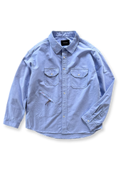 3色展開オックスフォードツイルワークシャツの全体正面画像、非対称ポケットとジッパーポケットのディテール。