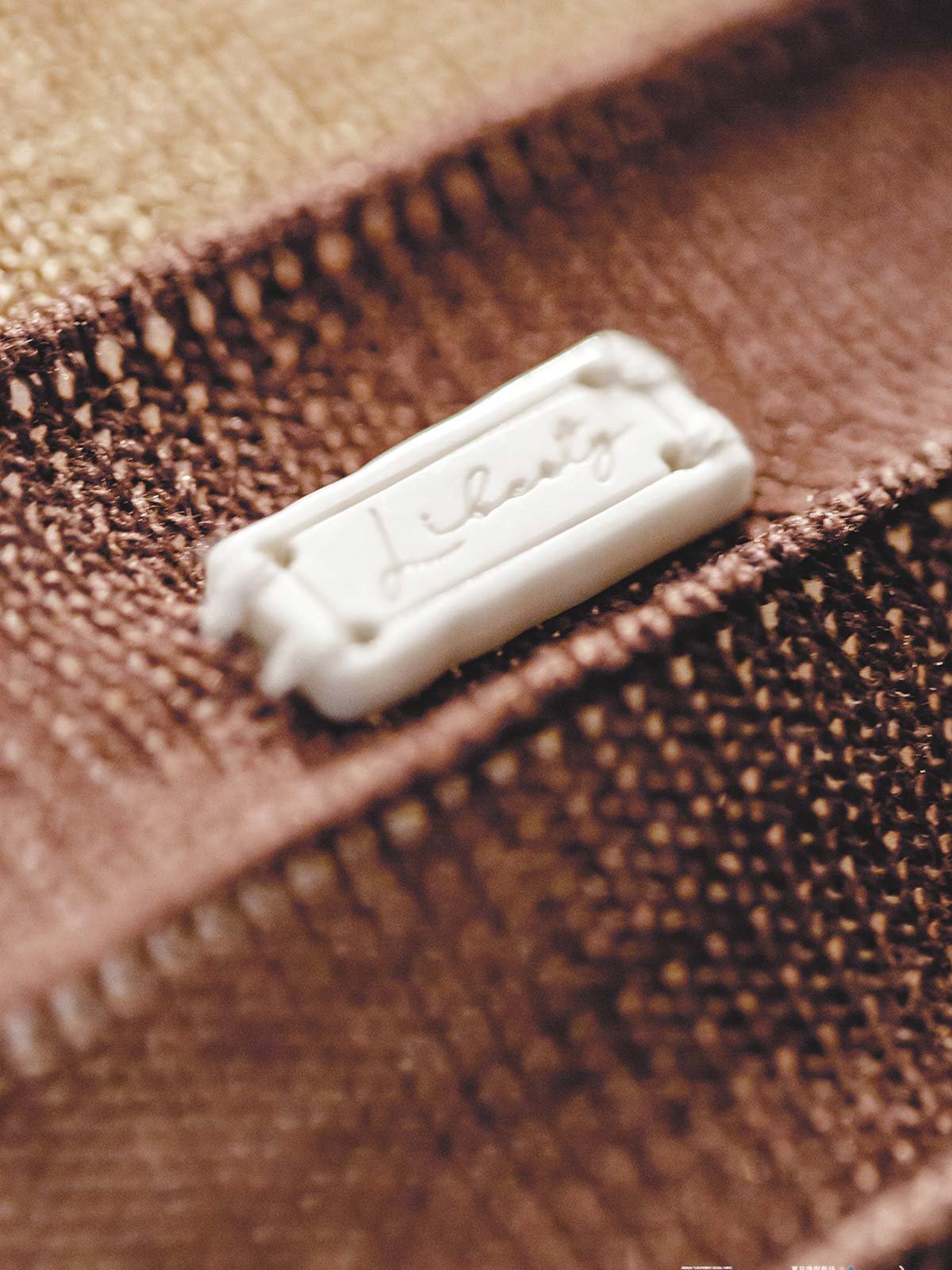 カラーブロック3Dストライプニット短袖Tシャツのクローズアップ。細部にわたる先進的な編み技術による立体的ストライプが、クラシックなデザインにモダンなひねりを加えています。