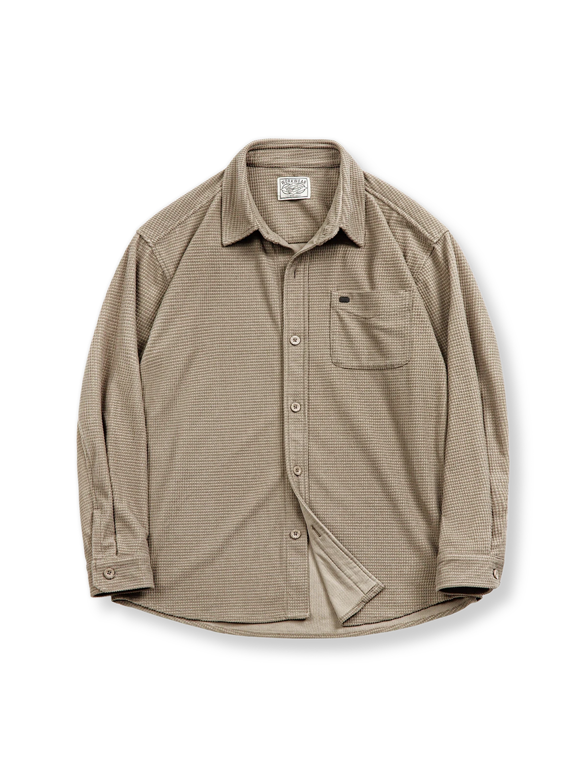 立体的なブロック生地とレトロな金属ポケットラベルが特徴のシャツ