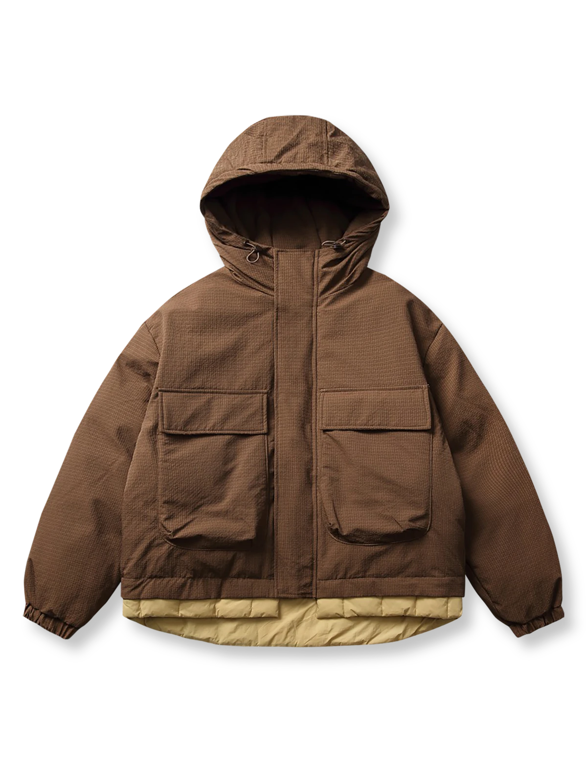 立体ポケットとレイヤードデザインが特徴のフード付き中綿ジャケット