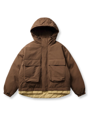 立体ポケットとレイヤードデザインが特徴のフード付き中綿ジャケット