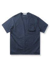立体的な3Dポケットが特徴の無地Tシャツの前面が見える商品画像