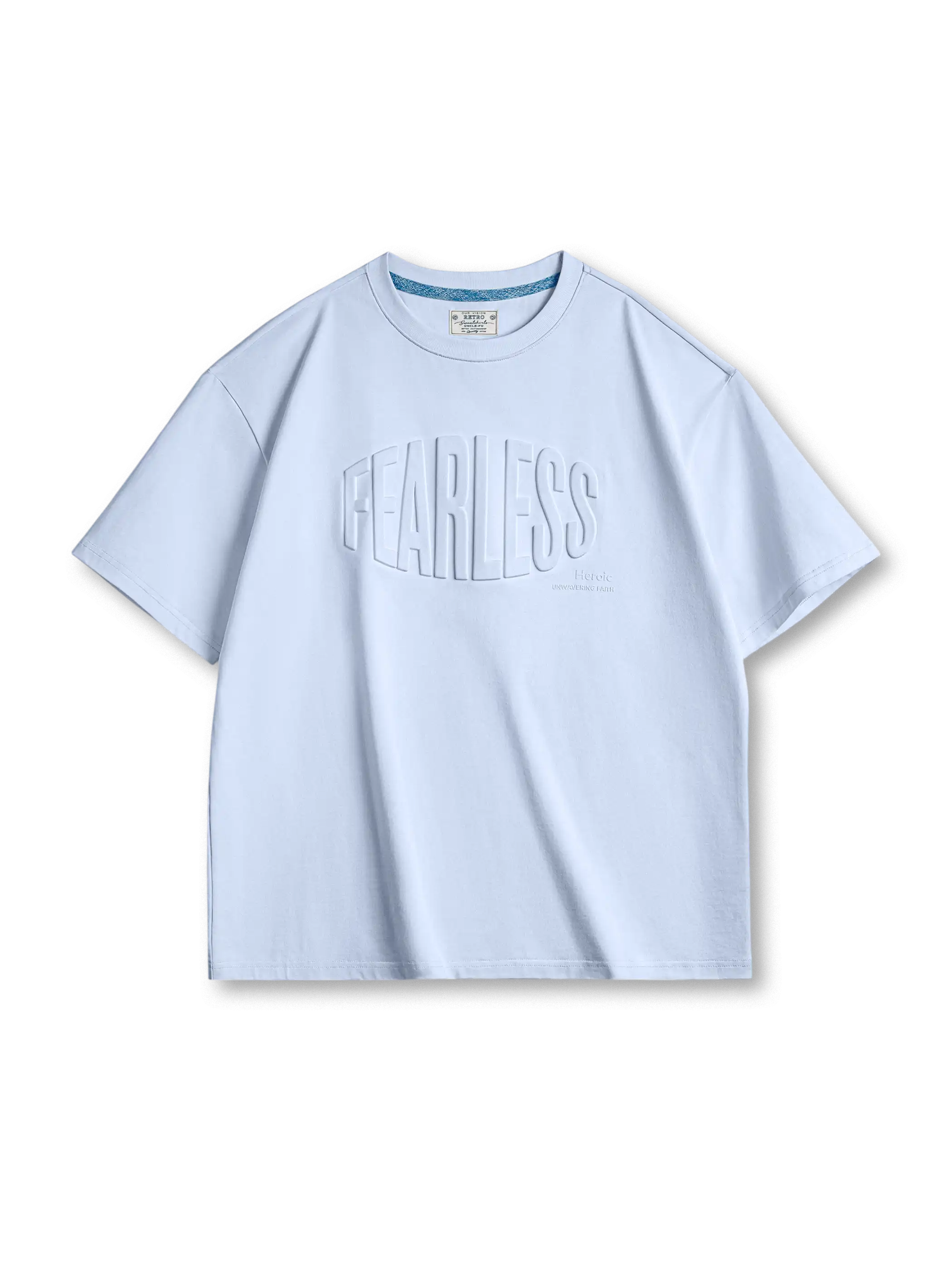 「FEARLESS」立体プリントが特徴の235g/m²コットンワイドTシャツ。アイスブルーで夏に最適な爽やかな一着。