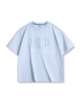 「FEARLESS」立体プリントが特徴の235g/m²コットンワイドTシャツ。アイスブルーで夏に最適な爽やかな一着。