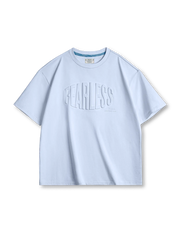 「FEARLESS」立体プリントが特徴の235g/m²コットンワイドTシャツ。アイスブルーで夏に最適な爽やかな一着。