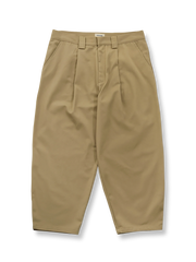 立体裁断とシングルプリーツで仕上げたストレートフィットパンツ