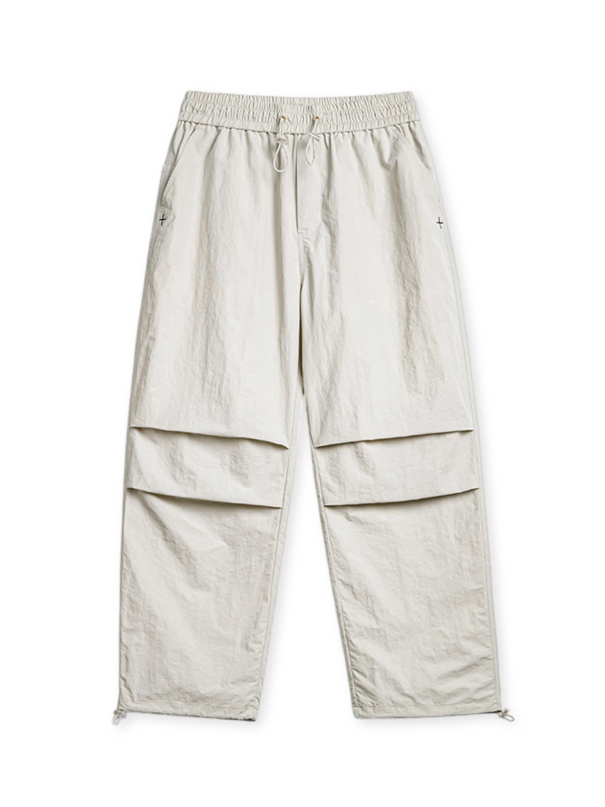 1940年代M51ミリタリーパンツをベースにした立体タックとドローコード付き裾が特徴のヴィンテージ加工ナイロンパンツ。