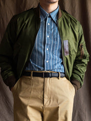 モデルが3Mシンサレート中綿 L-2フライトジャケットを着用し、クラシックとモダンを兼ね備えたスタイルを表現。