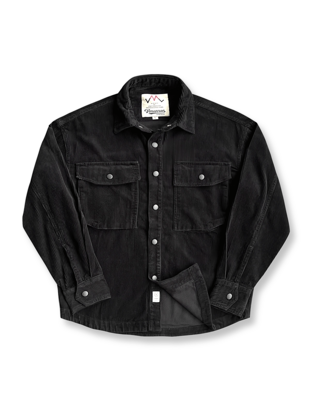 製品画像: ヴィンテージコーデュロイワークシャツの正面。クラシックなコーデュロイ素材と大きめのポケットデザインが特徴。
詳細画像: 胸元の大きめポケットとボタンディテールのクローズアップ。ヴィンテージ感あふれる質感が際立つ。