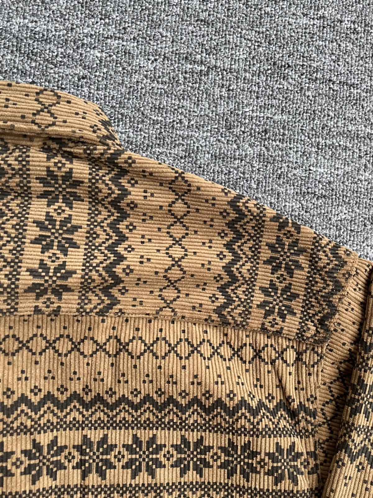 製品画像: 4色展開の民族風ヴィンテージプリントコーデュロイシャツ。ウォッシュ加工された柔らかいコーデュロイ素材の長袖シャツの全体展示画像。個性的なデザインと快適な着心地を特徴とするメンズ・レディース向けトップス。
詳細画像: 高品質のコットン製ストレッチコーデュロイ素材を使用した民族風プリントシャツのディテールクローズアップ画像。細かなプリントのデザインと素材の質感が強調されている画像。