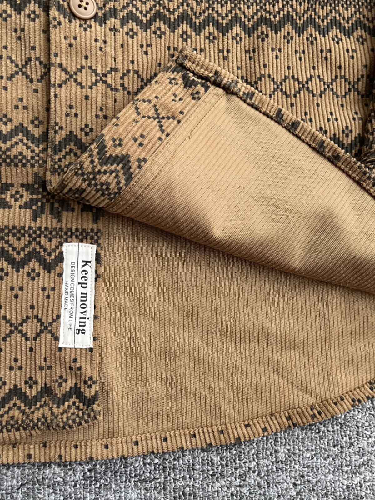 製品画像: 4色展開の民族風ヴィンテージプリントコーデュロイシャツ。ウォッシュ加工された柔らかいコーデュロイ素材の長袖シャツの全体展示画像。個性的なデザインと快適な着心地を特徴とするメンズ・レディース向けトップス。
詳細画像: 高品質のコットン製ストレッチコーデュロイ素材を使用した民族風プリントシャツのディテールクローズアップ画像。細かなプリントのデザインと素材の質感が強調されている画像。