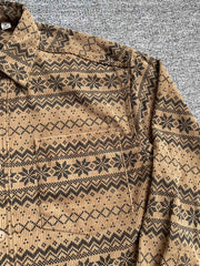 製品画像: 4色展開の民族風ヴィンテージプリントコーデュロイシャツ。ウォッシュ加工された柔らかいコーデュロイ素材の長袖シャツの全体展示画像。個性的なデザインと快適な着心地を特徴とするメンズ・レディース向けトップス。
詳細画像: 高品質のコットン製ストレッチコーデュロイ素材を使用した民族風プリントシャツのディテールクローズアップ画像。細かなプリントのデザインと素材の質感が強調されている画像。