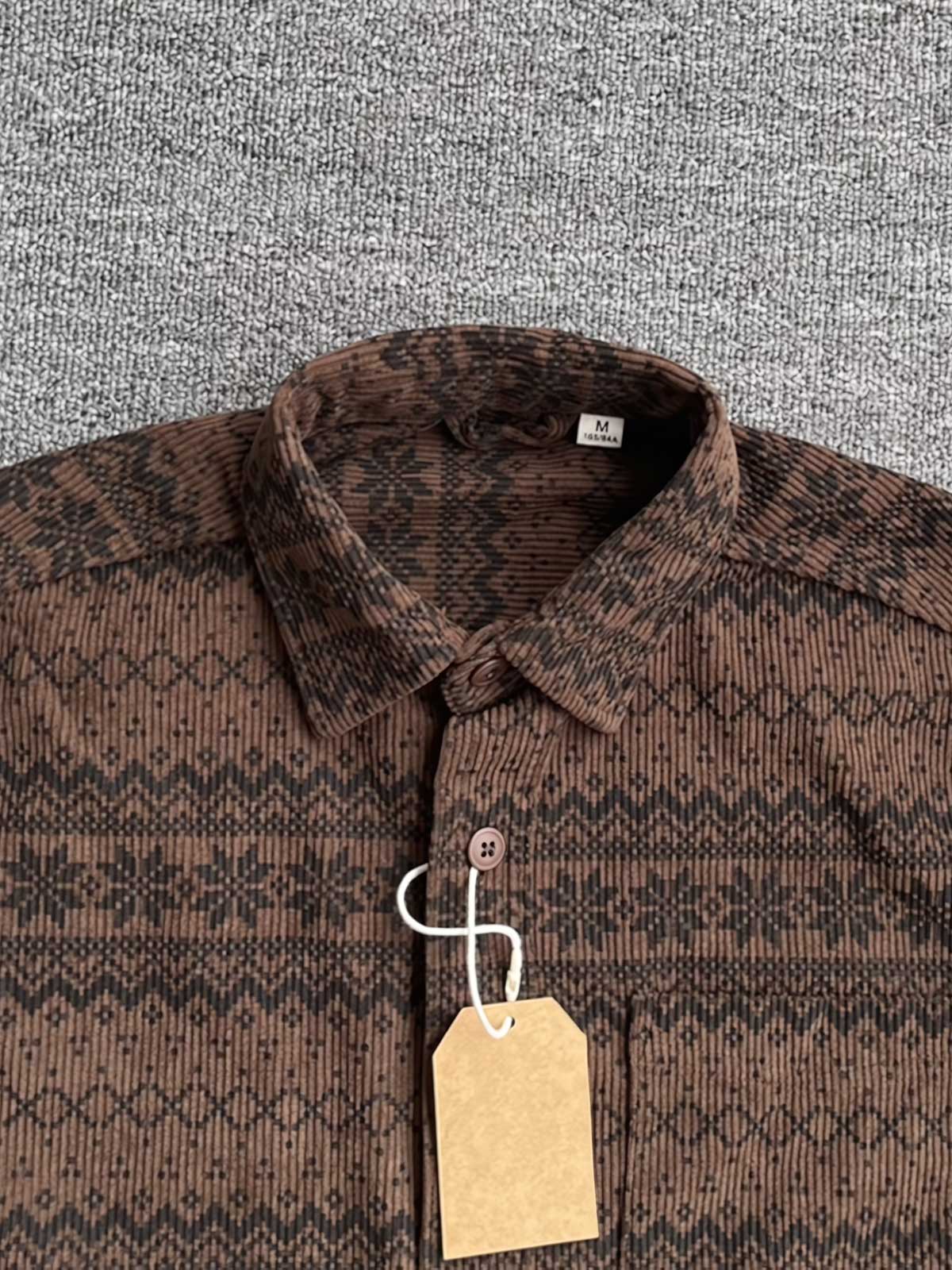 製品画像: 4色展開の民族風ヴィンテージプリントコーデュロイシャツ。ウォッシュ加工された柔らかいコーデュロイ素材の長袖シャツの全体展示画像。個性的なデザインと快適な着心地を特徴とするメンズ・レディース向けトップス。
詳細画像: 高品質のコットン製ストレッチコーデュロイ素材を使用した民族風プリントシャツのディテールクローズアップ画像。細かなプリントのデザインと素材の質感が強調されている画像。