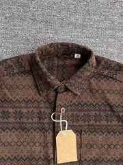 製品画像: 4色展開の民族風ヴィンテージプリントコーデュロイシャツ。ウォッシュ加工された柔らかいコーデュロイ素材の長袖シャツの全体展示画像。個性的なデザインと快適な着心地を特徴とするメンズ・レディース向けトップス。
詳細画像: 高品質のコットン製ストレッチコーデュロイ素材を使用した民族風プリントシャツのディテールクローズアップ画像。細かなプリントのデザインと素材の質感が強調されている画像。