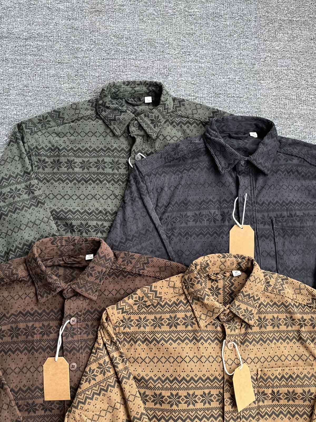 製品画像: 4色展開の民族風ヴィンテージプリントコーデュロイシャツ。ウォッシュ加工された柔らかいコーデュロイ素材の長袖シャツの全体展示画像。個性的なデザインと快適な着心地を特徴とするメンズ・レディース向けトップス。
詳細画像: 高品質のコットン製ストレッチコーデュロイ素材を使用した民族風プリントシャツのディテールクローズアップ画像。細かなプリントのデザインと素材の質感が強調されている画像。