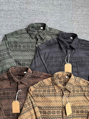 製品画像: 4色展開の民族風ヴィンテージプリントコーデュロイシャツ。ウォッシュ加工された柔らかいコーデュロイ素材の長袖シャツの全体展示画像。個性的なデザインと快適な着心地を特徴とするメンズ・レディース向けトップス。
詳細画像: 高品質のコットン製ストレッチコーデュロイ素材を使用した民族風プリントシャツのディテールクローズアップ画像。細かなプリントのデザインと素材の質感が強調されている画像。