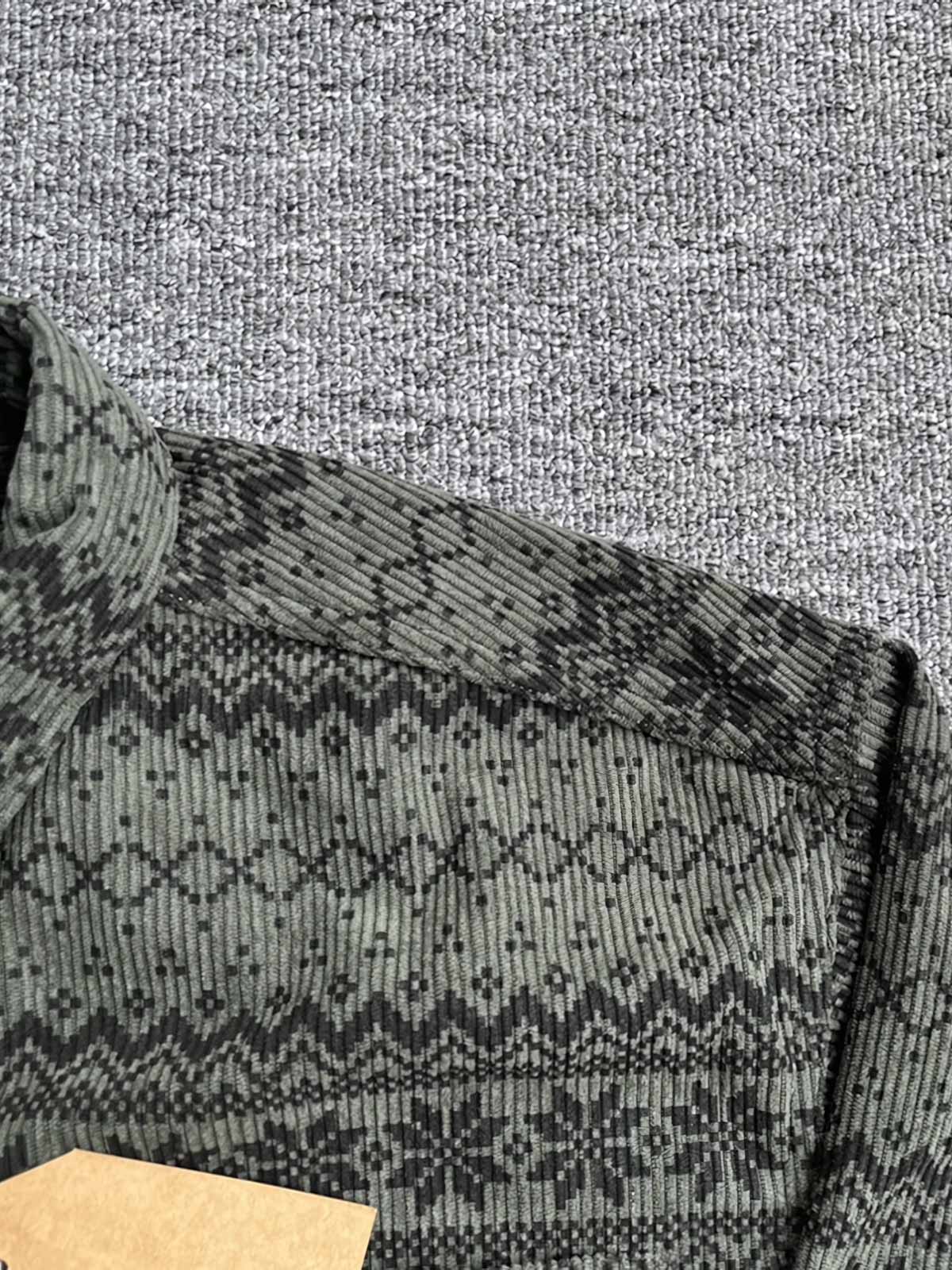 製品画像: 4色展開の民族風ヴィンテージプリントコーデュロイシャツ。ウォッシュ加工された柔らかいコーデュロイ素材の長袖シャツの全体展示画像。個性的なデザインと快適な着心地を特徴とするメンズ・レディース向けトップス。
詳細画像: 高品質のコットン製ストレッチコーデュロイ素材を使用した民族風プリントシャツのディテールクローズアップ画像。細かなプリントのデザインと素材の質感が強調されている画像。