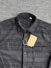 製品画像: 4色展開の民族風ヴィンテージプリントコーデュロイシャツ。ウォッシュ加工された柔らかいコーデュロイ素材の長袖シャツの全体展示画像。個性的なデザインと快適な着心地を特徴とするメンズ・レディース向けトップス。
詳細画像: 高品質のコットン製ストレッチコーデュロイ素材を使用した民族風プリントシャツのディテールクローズアップ画像。細かなプリントのデザインと素材の質感が強調されている画像。