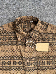 製品画像: 4色展開の民族風ヴィンテージプリントコーデュロイシャツ。ウォッシュ加工された柔らかいコーデュロイ素材の長袖シャツの全体展示画像。個性的なデザインと快適な着心地を特徴とするメンズ・レディース向けトップス。
詳細画像: 高品質のコットン製ストレッチコーデュロイ素材を使用した民族風プリントシャツのディテールクローズアップ画像。細かなプリントのデザインと素材の質感が強調されている画像。