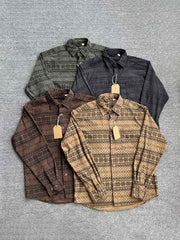 製品画像: 4色展開の民族風ヴィンテージプリントコーデュロイシャツ。ウォッシュ加工された柔らかいコーデュロイ素材の長袖シャツの全体展示画像。個性的なデザインと快適な着心地を特徴とするメンズ・レディース向けトップス。
詳細画像: 高品質のコットン製ストレッチコーデュロイ素材を使用した民族風プリントシャツのディテールクローズアップ画像。細かなプリントのデザインと素材の質感が強調されている画像。